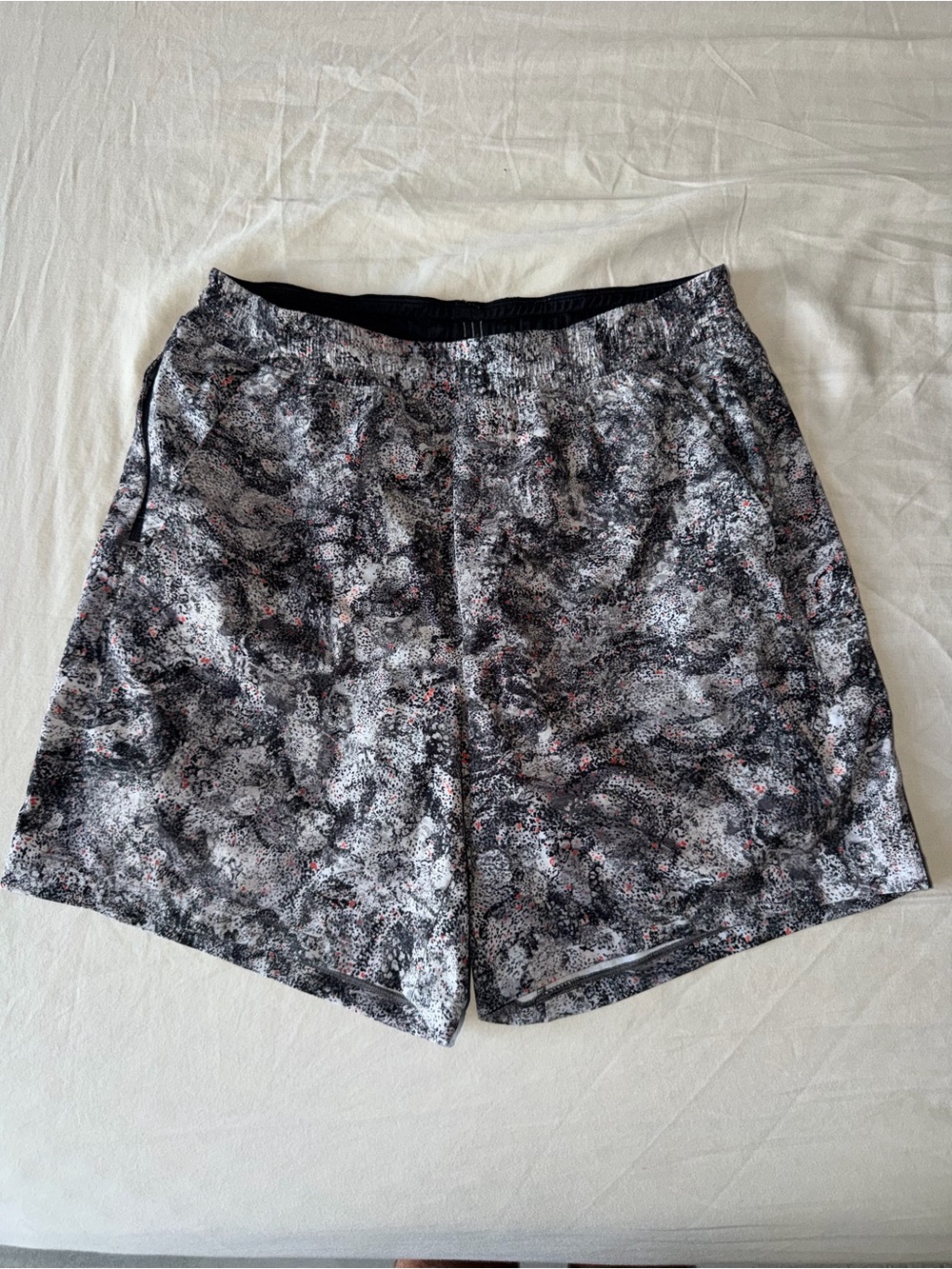 Men's Medium RARE Lululemon Black & Gray Pattern Shorts Pacebreaker 7” Lined